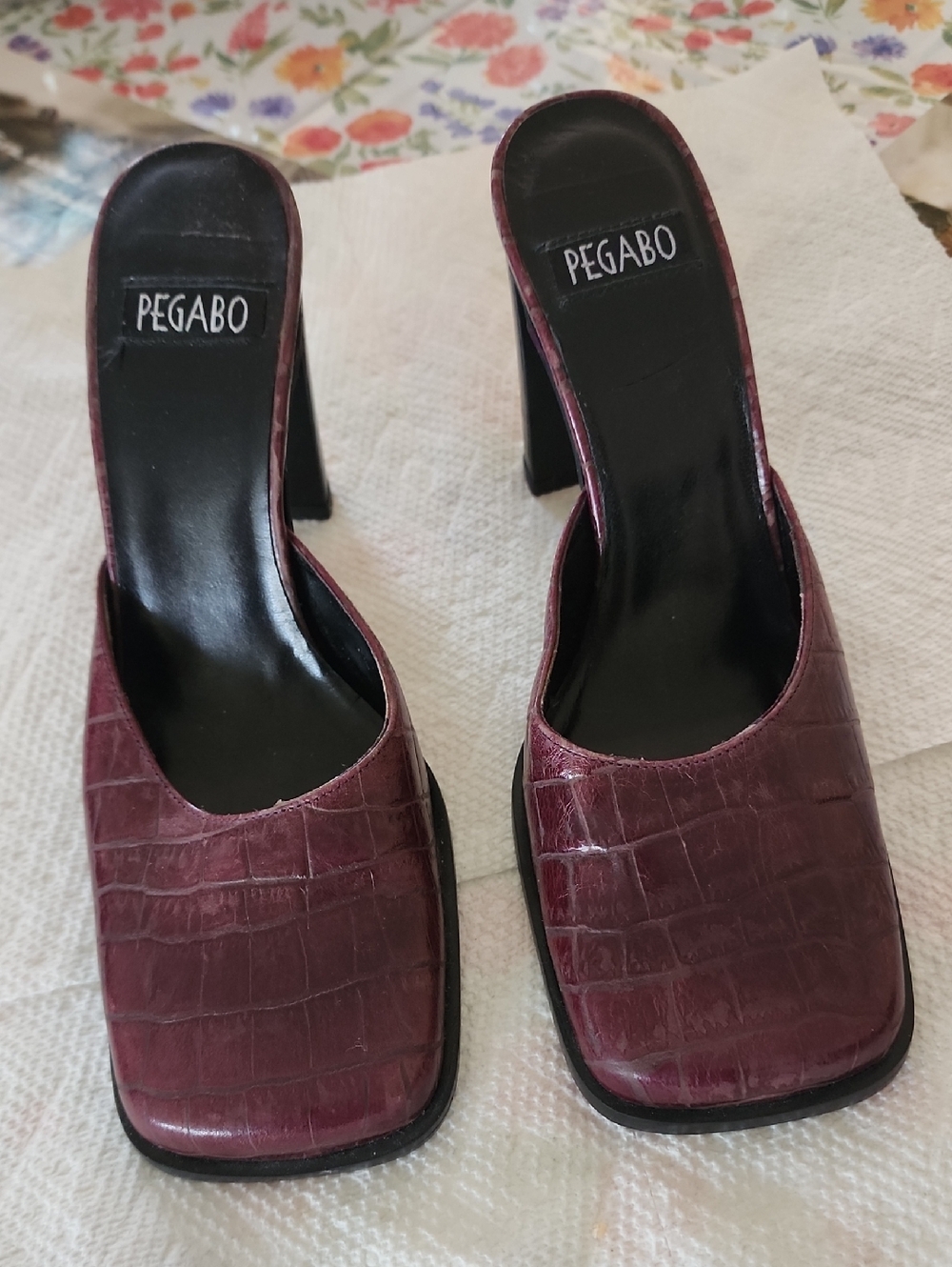 Pegabo Women's Burgundy Croc-Embossed Square-Toe Mules